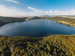 Dronebillede af Laacher See i Tyskland. Foto: Stefan Veres